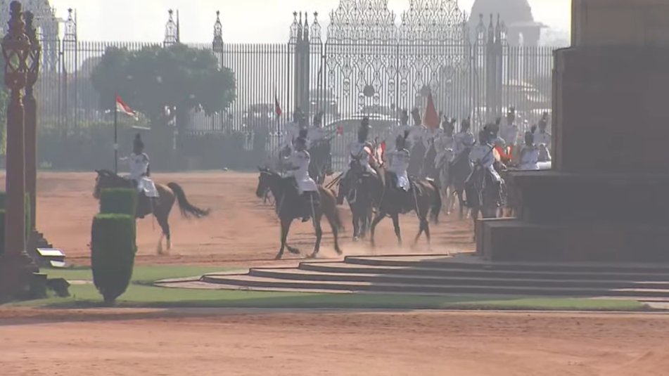 La comitiva del presidente de Maldivas, Muizzu, llega a Rashtrapati Bhawan. El presidente Murmu y el primer ministro Modi le dan la bienvenida